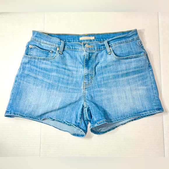 Levi’s Mid Length Jean Shorts Women’s 33 Medium Wash Denim Summer Boho Americana - Picture 1 of 3